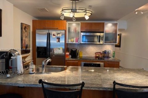 Condo in Miami, Florida, 2 bedrooms  № 2000167 - photo 9
