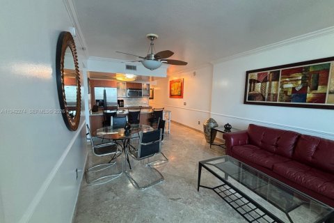Condo in Miami, Florida, 2 bedrooms  № 2000167 - photo 29
