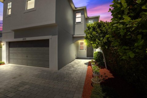 House in Lake Worth, Florida 4 bedrooms, 257.53 sq.m. № 2181592 - photo 5