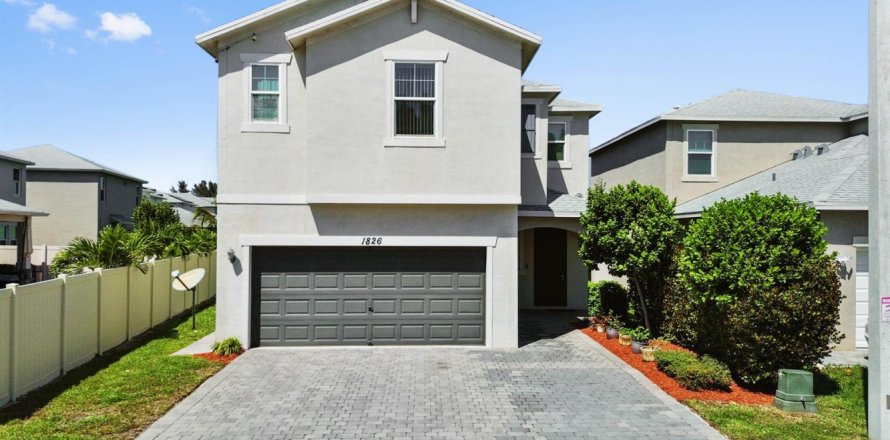 House in Lake Worth, Florida 4 bedrooms, 257.53 sq.m. № 2181592
