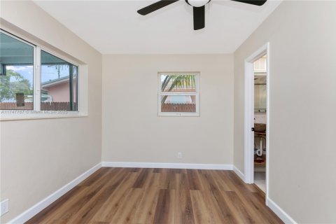 House in Hollywood, Florida 2 bedrooms, 103.12 sq.m. № 1985171 - photo 12