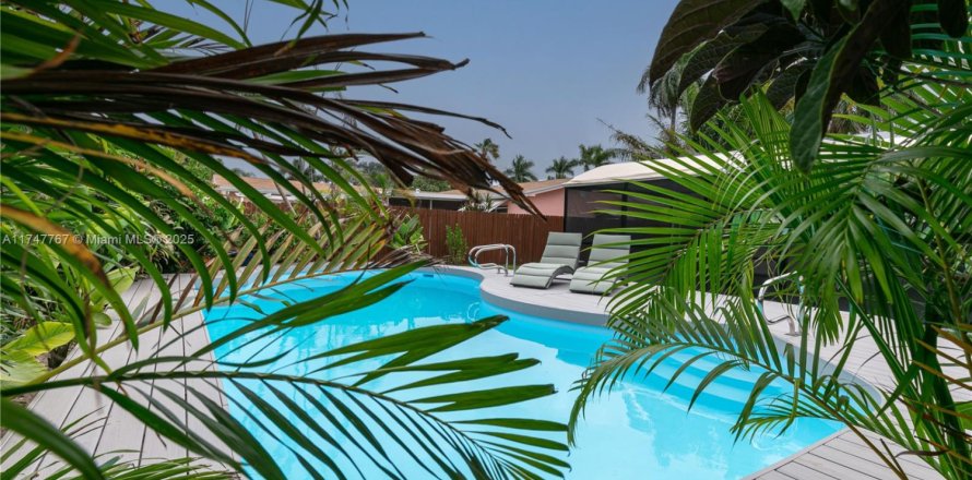 House in Hollywood, Florida 2 bedrooms, 103.12 sq.m. № 1985171