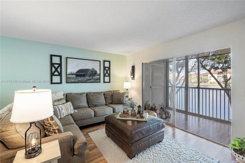 Снять в аренду кондоминиум в Пемброк-Пайнс, Флорида 2 спальни, 100.52м2, № 1926992 - фото 16