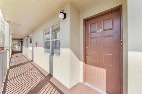 Снять в аренду кондоминиум в Пемброк-Пайнс, Флорида 2 спальни, 100.52м2, № 1926992 - фото 1