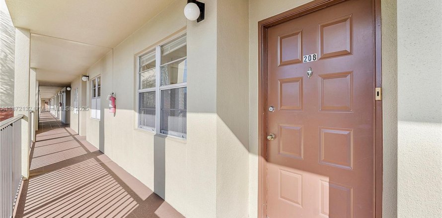 Кондоминиум с 2 спальнями в Пемброк-Пайнс, Флорида № 1926992