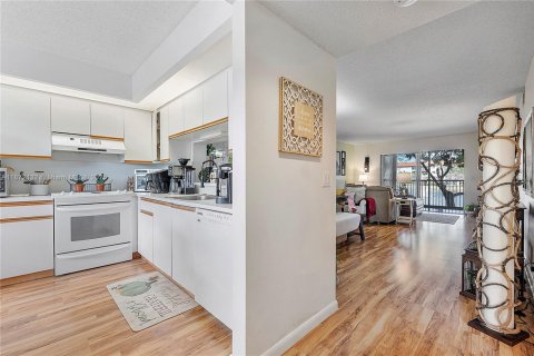 Снять в аренду кондоминиум в Пемброк-Пайнс, Флорида 2 спальни, 100.52м2, № 1926992 - фото 24