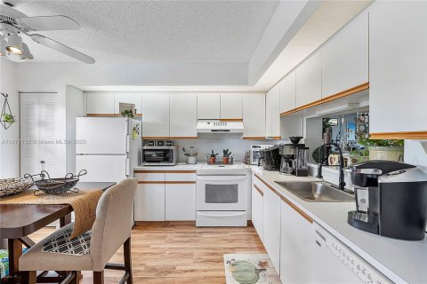 Снять в аренду кондоминиум в Пемброк-Пайнс, Флорида 2 спальни, 100.52м2, № 1926992 - фото 23