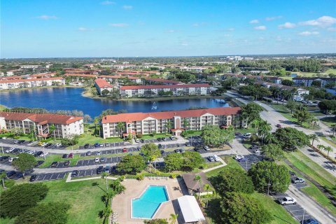 Снять в аренду кондоминиум в Пемброк-Пайнс, Флорида 2 спальни, 100.52м2, № 1926992 - фото 30