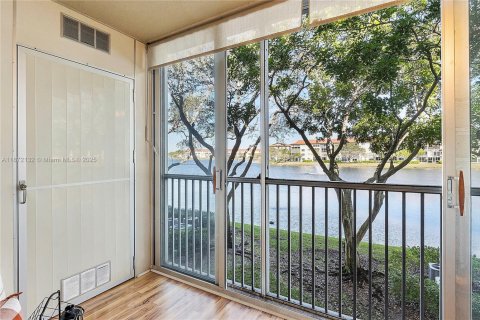 Снять в аренду кондоминиум в Пемброк-Пайнс, Флорида 2 спальни, 100.52м2, № 1926992 - фото 6