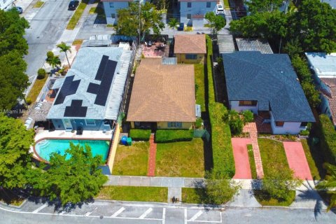 House in Miami, Florida 4 bedrooms, 165.27 sq.m. № 1878677 - photo 1