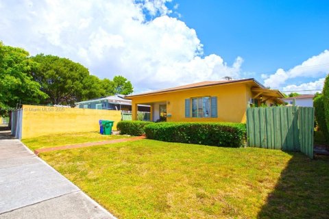 House in Miami, Florida 4 bedrooms, 165.27 sq.m. № 1878677 - photo 14