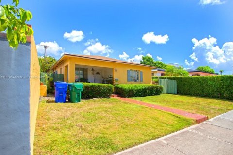 House in Miami, Florida 4 bedrooms, 165.27 sq.m. № 1878677 - photo 15
