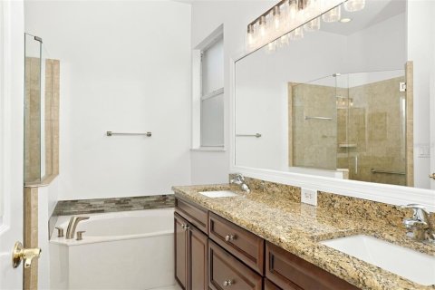 House in Sarasota, Florida 3 bedrooms, 190.73 sq.m. № 2400182 - photo 13