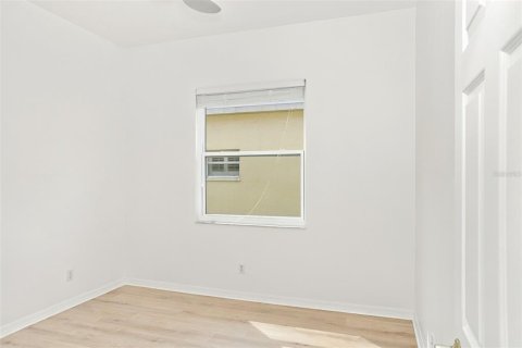House in Sarasota, Florida 3 bedrooms, 190.73 sq.m. № 2400182 - photo 14