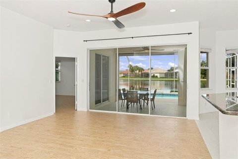 House in Sarasota, Florida 3 bedrooms, 190.73 sq.m. № 2400182 - photo 4