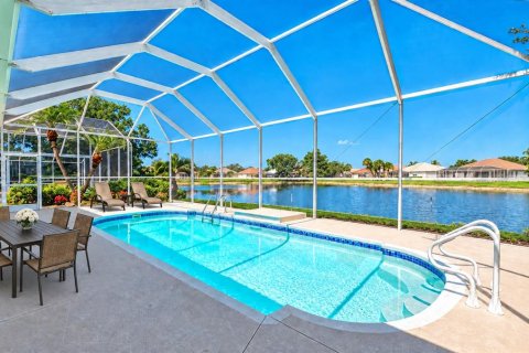 House in Sarasota, Florida 3 bedrooms, 190.73 sq.m. № 2400182 - photo 2