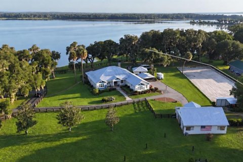 Casa en Weirsdale, Florida 3 dormitorios, 281.4 m2 № 2360507