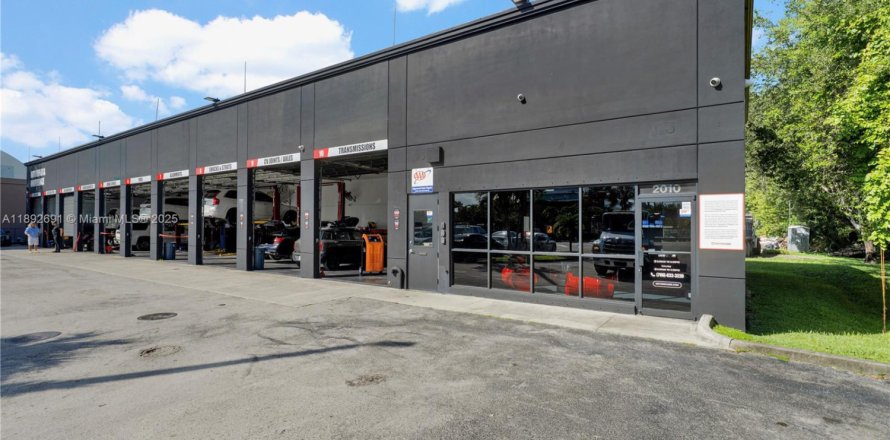 Commercial property in Sweetwater, Florida № 2079333