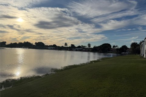 Кондоминиум с 2 спальнями в Пемброк-Пайнс, Флорида № 1996261