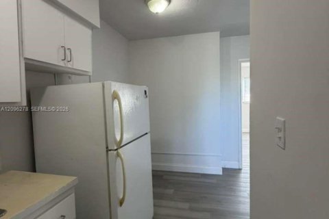 House in Miami, Florida 1 bedroom, 53.7 sq.m. № 2387967 - photo 1