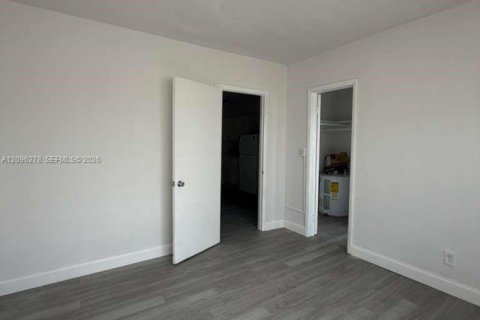 House in Miami, Florida 1 bedroom, 53.7 sq.m. № 2387967 - photo 3