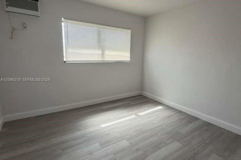 House in Miami, Florida 1 bedroom, 53.7 sq.m. № 2387967 - photo 2