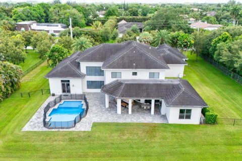 House in Plantation, Florida 7 bedrooms, 541.43 sq.m. № 1787086 - photo 1