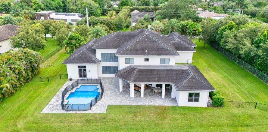 House in Plantation, Florida 7 bedrooms, 541.43 sq.m. № 1787086