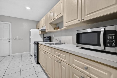 Copropriété à vendre à Hialeah, Floride: 2 chambres, 100.8 m2 № 2377207 - photo 22