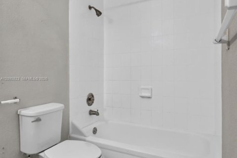 Copropriété à vendre à Hialeah, Floride: 2 chambres, 100.8 m2 № 2377207 - photo 9