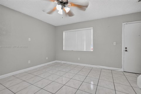 Copropriété à vendre à Hialeah, Floride: 2 chambres, 100.8 m2 № 2377207 - photo 21