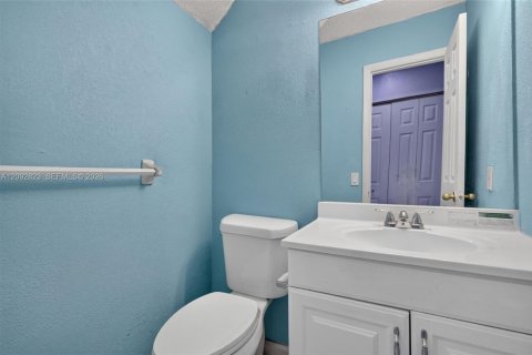 Copropriété à vendre à Hialeah, Floride: 2 chambres, 100.8 m2 № 2377207 - photo 28