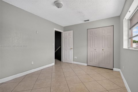 Copropriété à vendre à Hialeah, Floride: 2 chambres, 100.8 m2 № 2377207 - photo 2