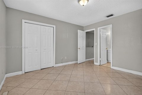 Copropriété à vendre à Hialeah, Floride: 2 chambres, 100.8 m2 № 2377207 - photo 6
