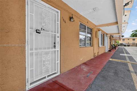 Copropriété à vendre à Hialeah, Floride: 2 chambres, 100.8 m2 № 2377207 - photo 18