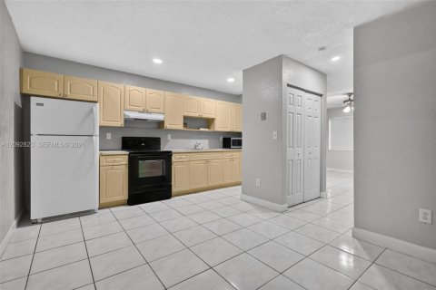 Copropriété à vendre à Hialeah, Floride: 2 chambres, 100.8 m2 № 2377207 - photo 24