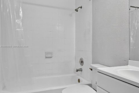 Copropriété à vendre à Hialeah, Floride: 2 chambres, 100.8 m2 № 2377207 - photo 4