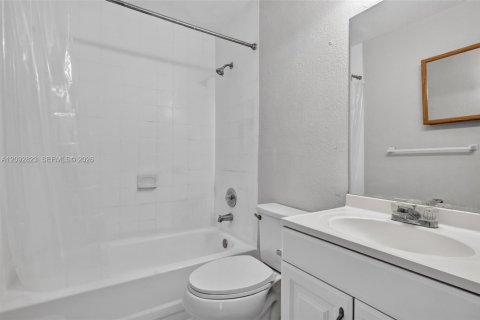 Copropriété à vendre à Hialeah, Floride: 2 chambres, 100.8 m2 № 2377207 - photo 10