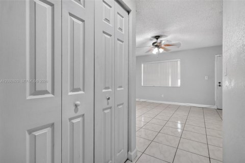 Copropriété à vendre à Hialeah, Floride: 2 chambres, 100.8 m2 № 2377207 - photo 27
