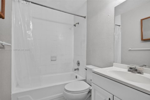 Copropriété à vendre à Hialeah, Floride: 2 chambres, 100.8 m2 № 2377207 - photo 3