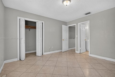 Copropriété à vendre à Hialeah, Floride: 2 chambres, 100.8 m2 № 2377207 - photo 7