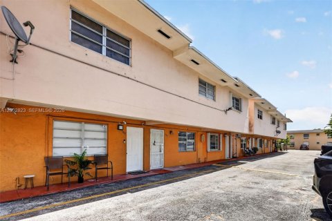 Copropriété à vendre à Hialeah, Floride: 2 chambres, 100.8 m2 № 2377207 - photo 17