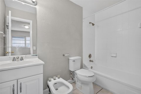 Copropriété à vendre à Hialeah, Floride: 2 chambres, 100.8 m2 № 2377207 - photo 8