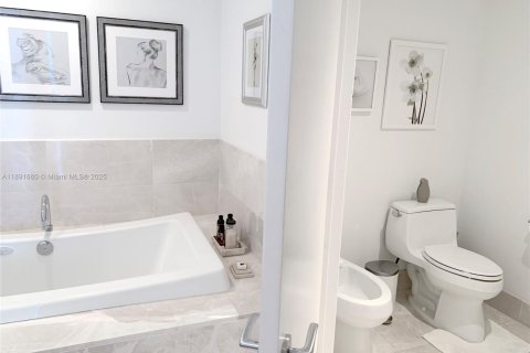 Condo in Sunny Isles Beach, Florida, 1 bedroom  № 1944131 - photo 12