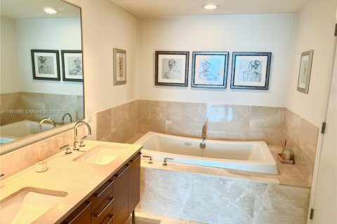 Condo in Sunny Isles Beach, Florida, 1 bedroom  № 1944131 - photo 11