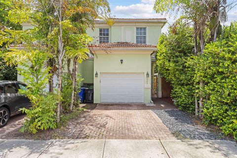Townhouse in Fort Lauderdale, Florida 3 bedrooms, 167.5 sq.m. № 2338732 - photo 2