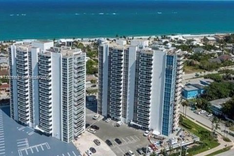 Снять в аренду кондоминиум в Форт-Лодердейл, Флорида 2 спальни, 111.48м2, № 2077587 - фото 3