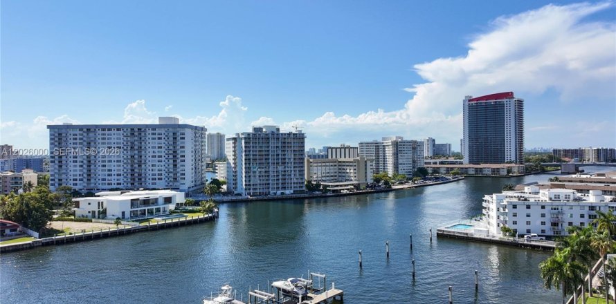 Studio à Condo à Hallandale Beach, Floride № 2167916
