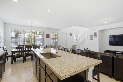 Townhouse in Pembroke Pines, Florida 3 bedrooms, 193.05 sq.m. № 2062956 - photo 8