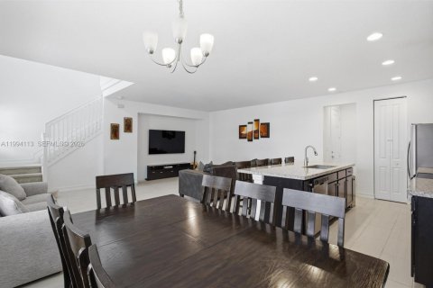 Townhouse in Pembroke Pines, Florida 3 bedrooms, 193.05 sq.m. № 2062956 - photo 7